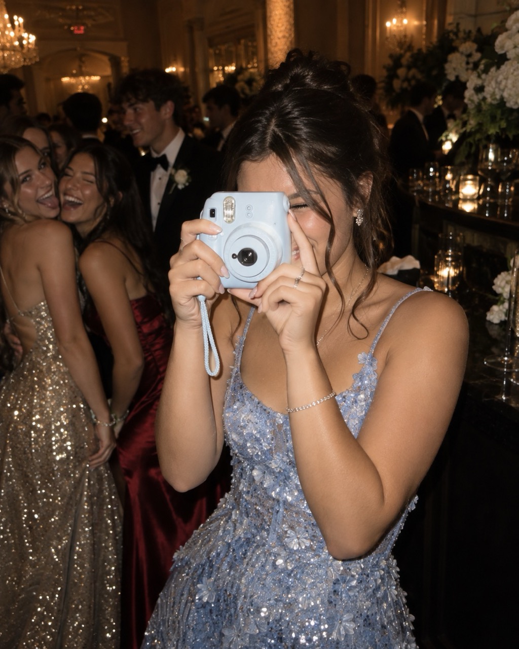 Maturantka fotí Instaxem na plese